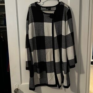 Black and white large houndstooth patterned blazer/jacket